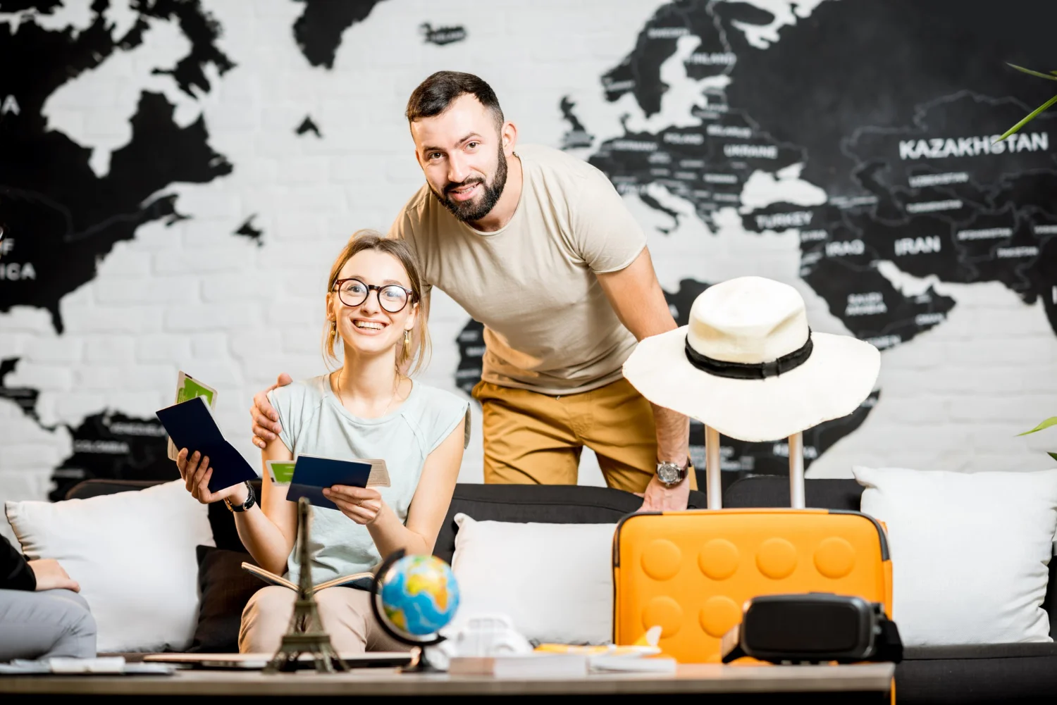Pareja con mapa detrás